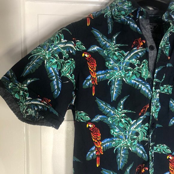 BROKEN THREADS Hawaiian Shirt Button up Size Small Red Parrot in the Trees Blue - Picture 4 of 8